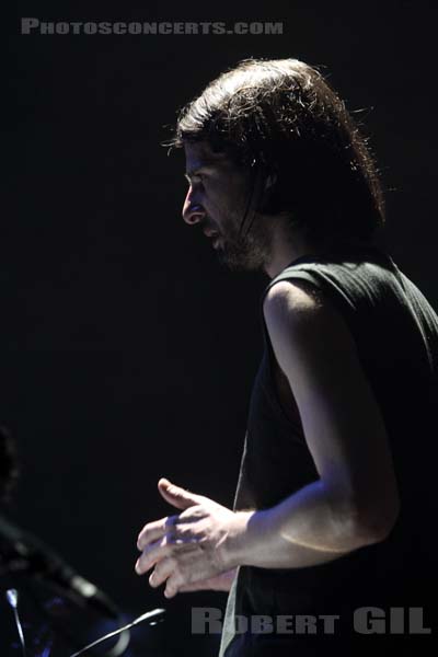 JOSE GONZALEZ PERFORMING WITH THE GOTEBORG STRING THEORY - 2011-04-06 - PARIS - Gaite Lyrique - 